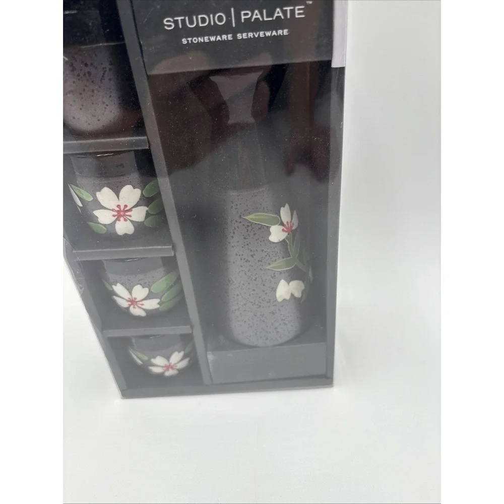 Studio Palate Stoneware Serveware‎ 5 Piece Sake Set 1 Bottle 4 Cups Gray Flower